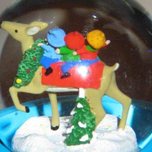 Musical Globe with Snow Sound Light & Motion Snow Dome - Picture 3 of 4